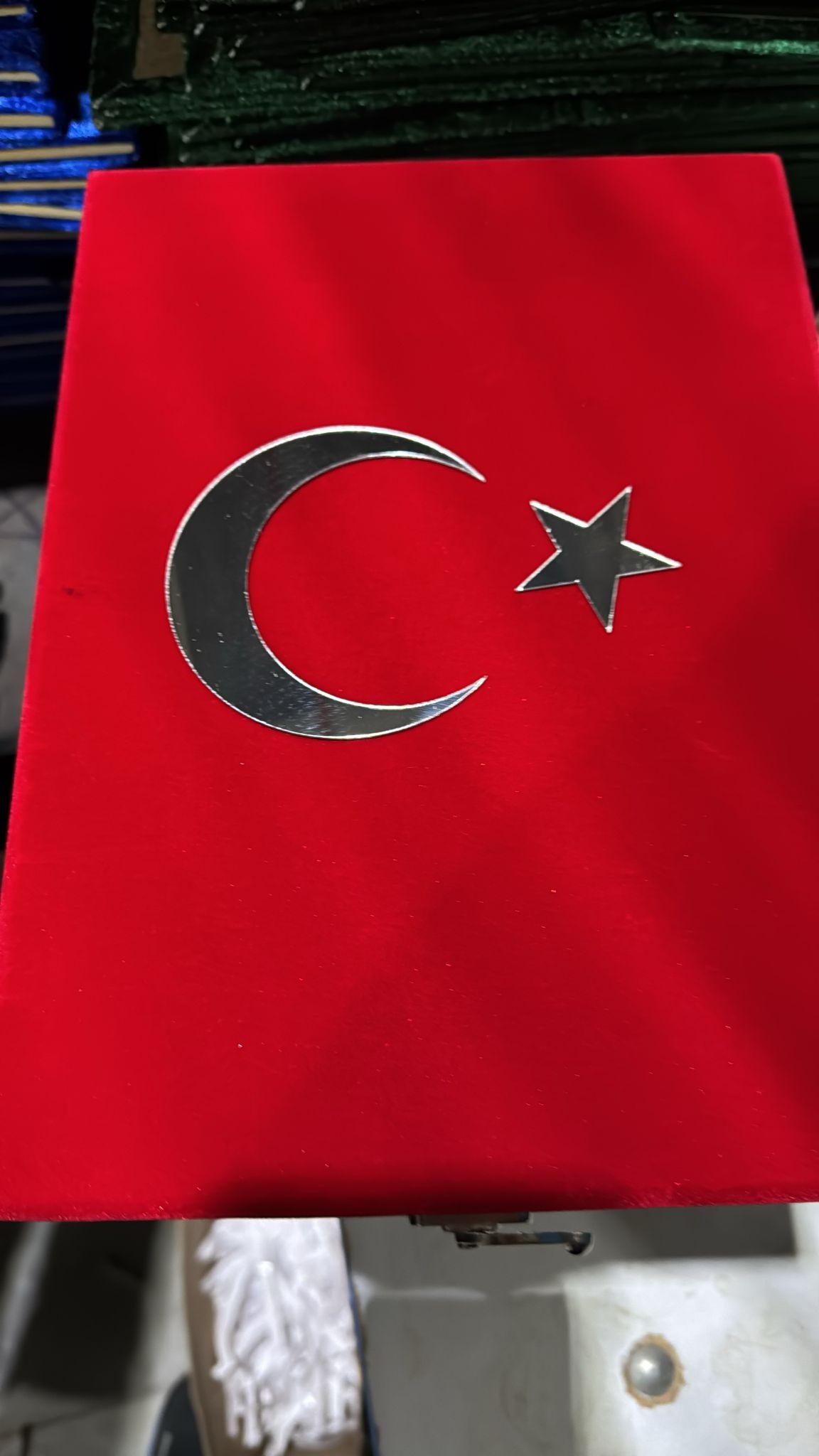 Bayrakli Plaketli Kadife Bayrakli Kuràn-i Kerim Kirmizi