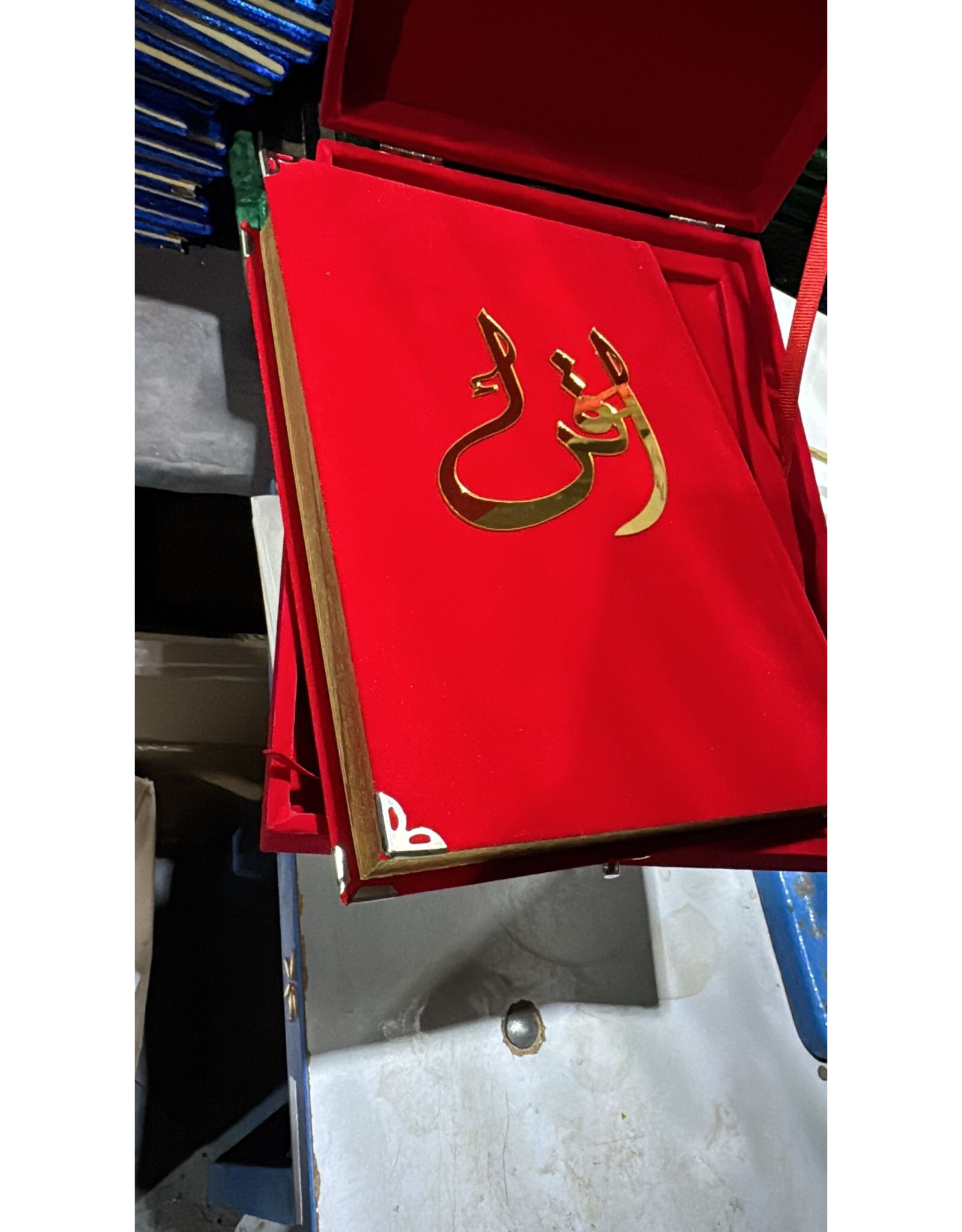 Plaketli Kadife Bayrakli Kuràn-i Kerim Kirmizi