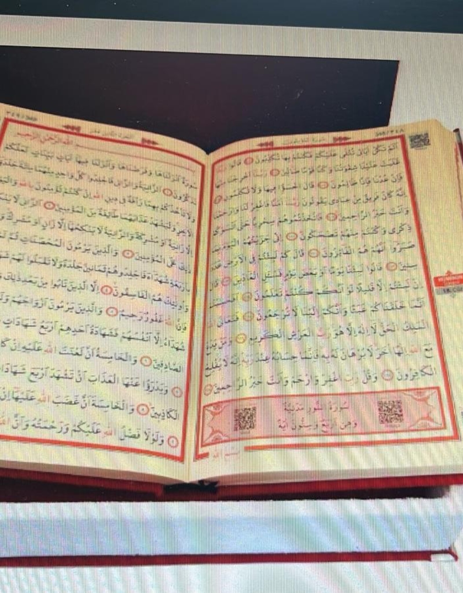 Plaketli Kadife Bayrakli Kuràn-i Kerim Kirmizi