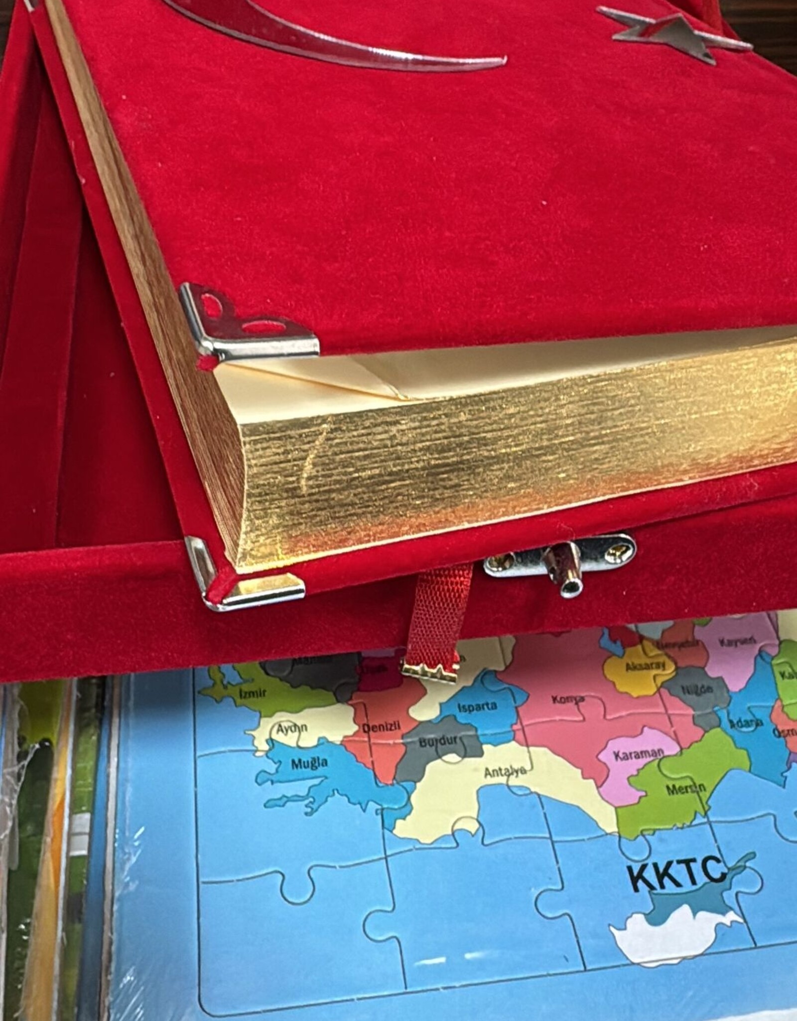 Plaketli Kadife Bayrakli Kuràn-i Kerim Kirmizi