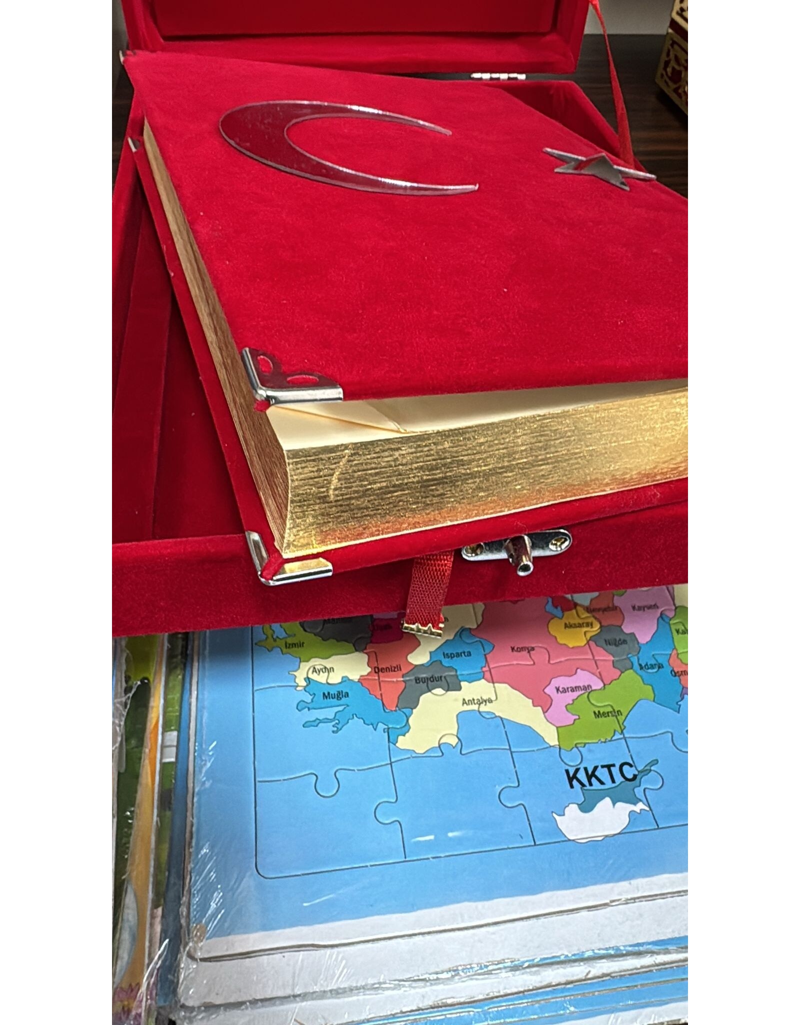 Plaketli Kadife Bayrakli Kuràn-i Kerim Kirmizi