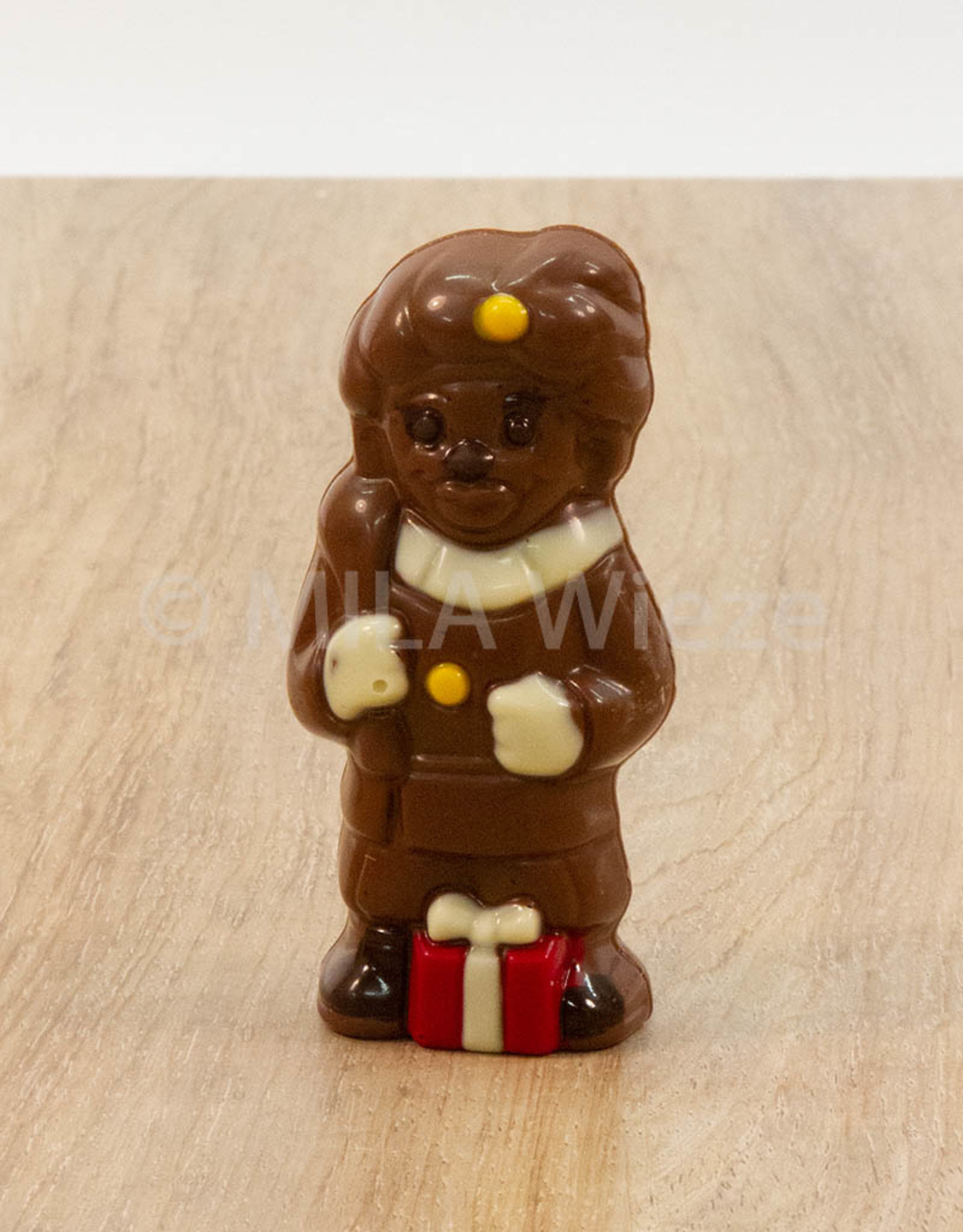 Lachend Sintje met boek of Pietje met cadeautje deco  - 35 gr - 10,5 cm - melkchocolade