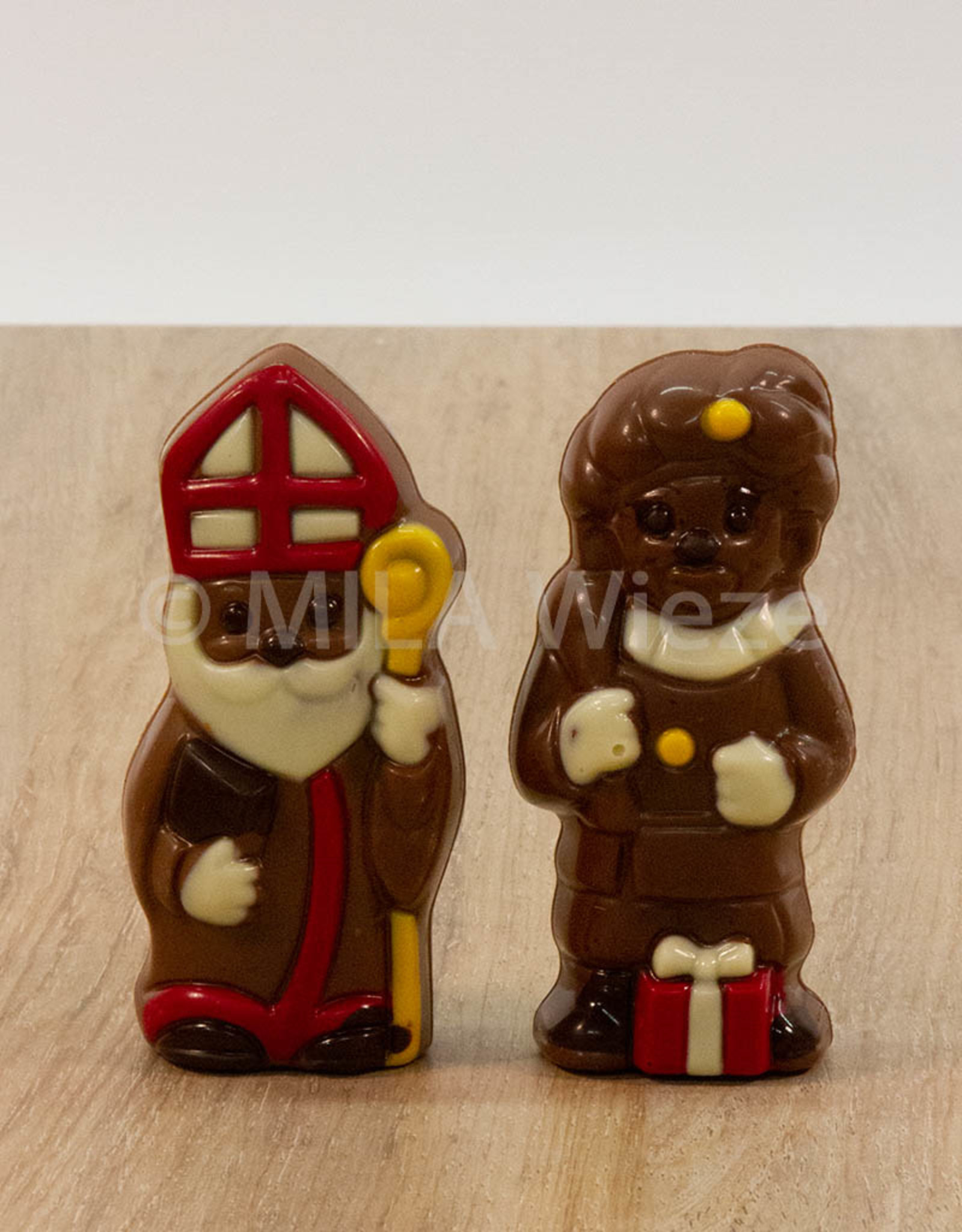 Lachend Sintje met boek of Pietje met cadeautje deco  - 35 gr - 10,5 cm - melkchocolade