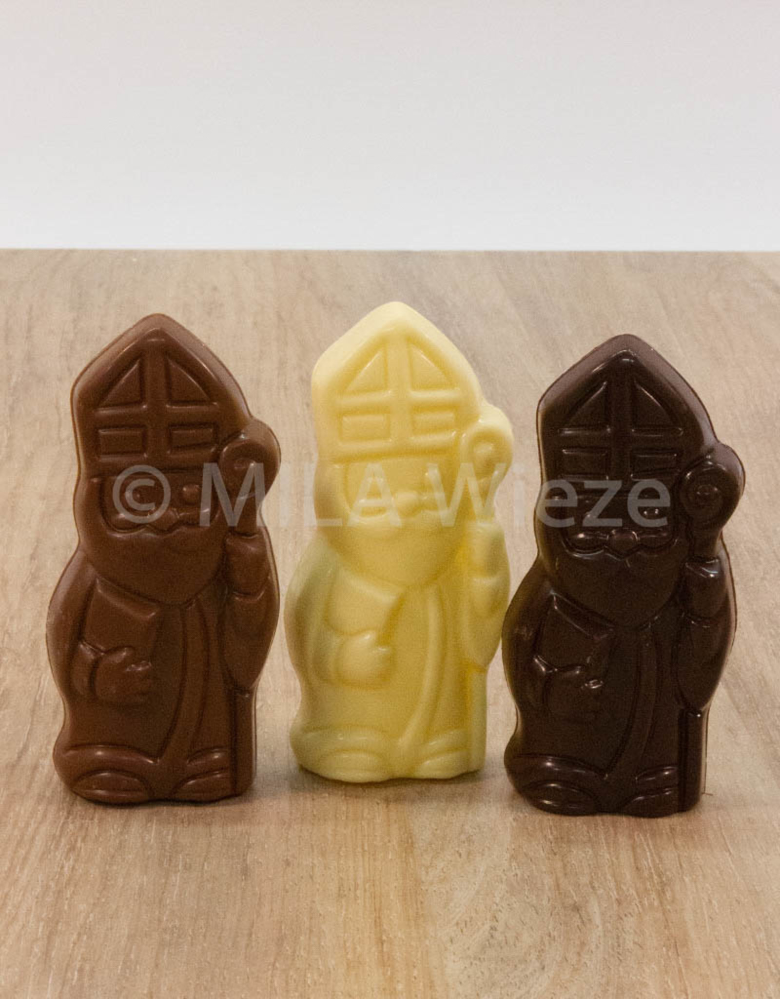 Lachend Sintje met boek of Pietje met cadeautje - 35 gr - 10,5 cm - melk-, witte of fondant chocolade