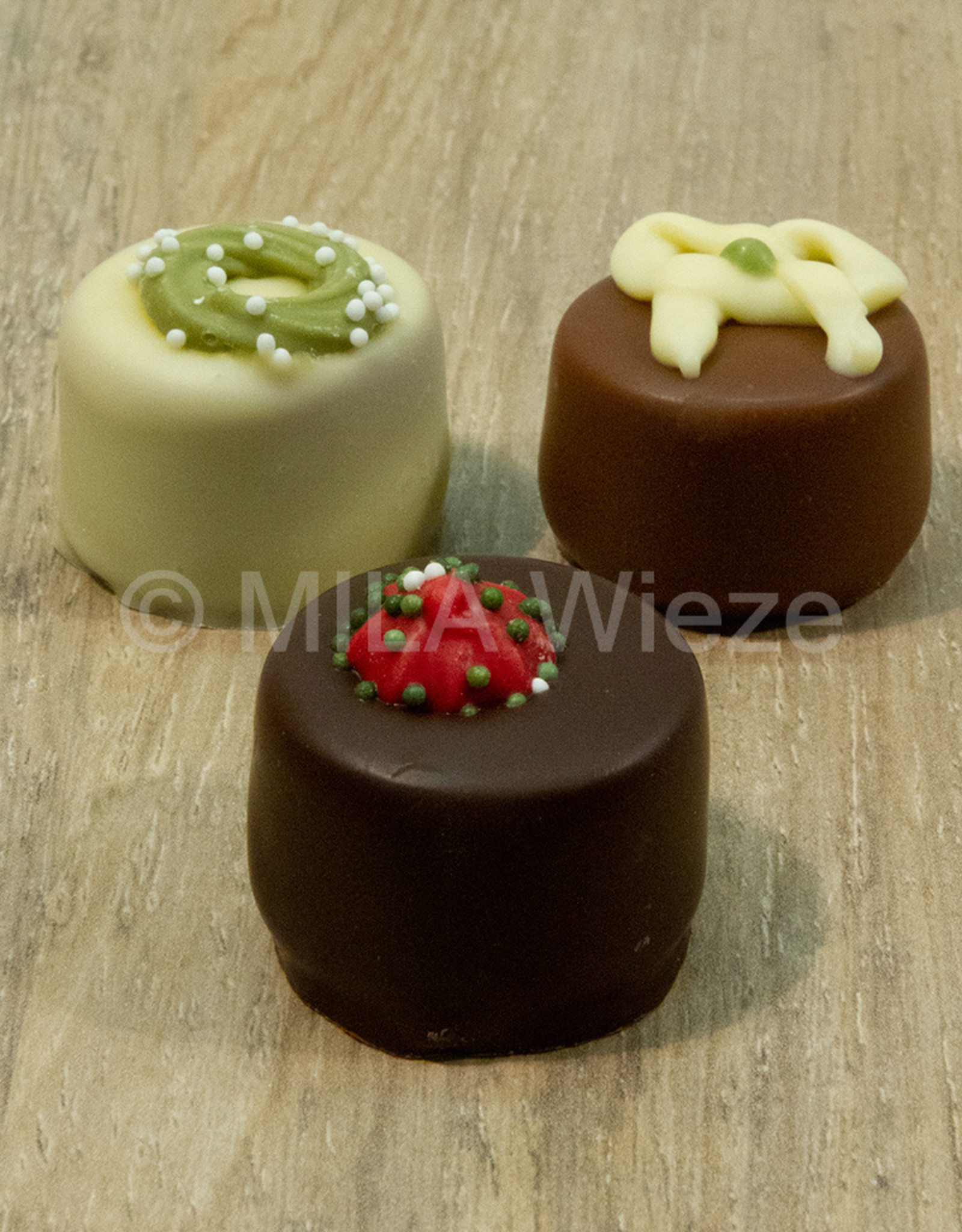 Kerstpralines - kersenganache op alcohol - 7 stuks
