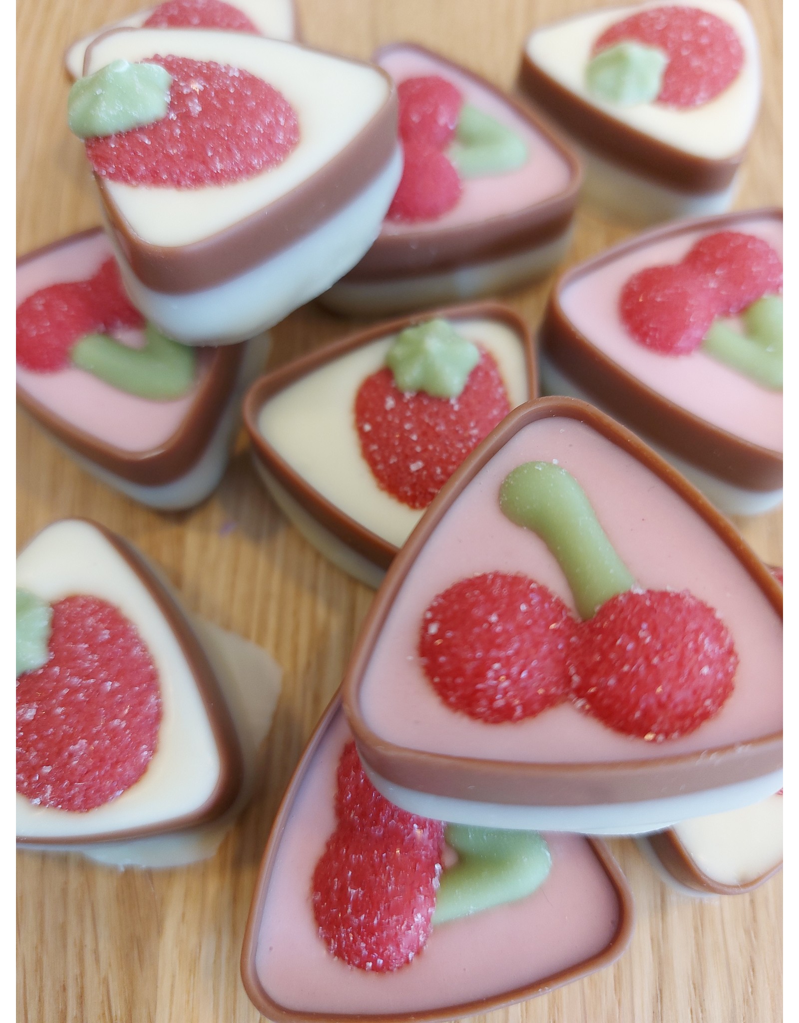 Kers en aardbei driehoekjes - fruit praline  altijd assorti