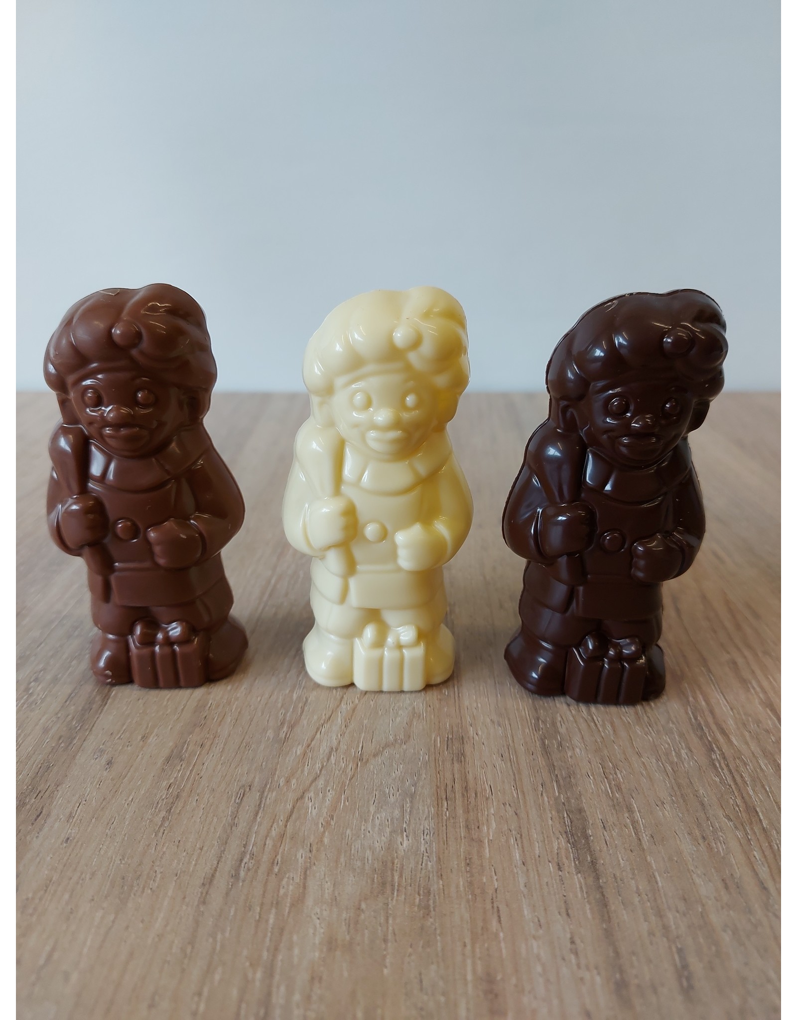Lachend Sintje met boek of Pietje met cadeautje - 35 gr - 10,5 cm - melk-, witte of fondant chocolade