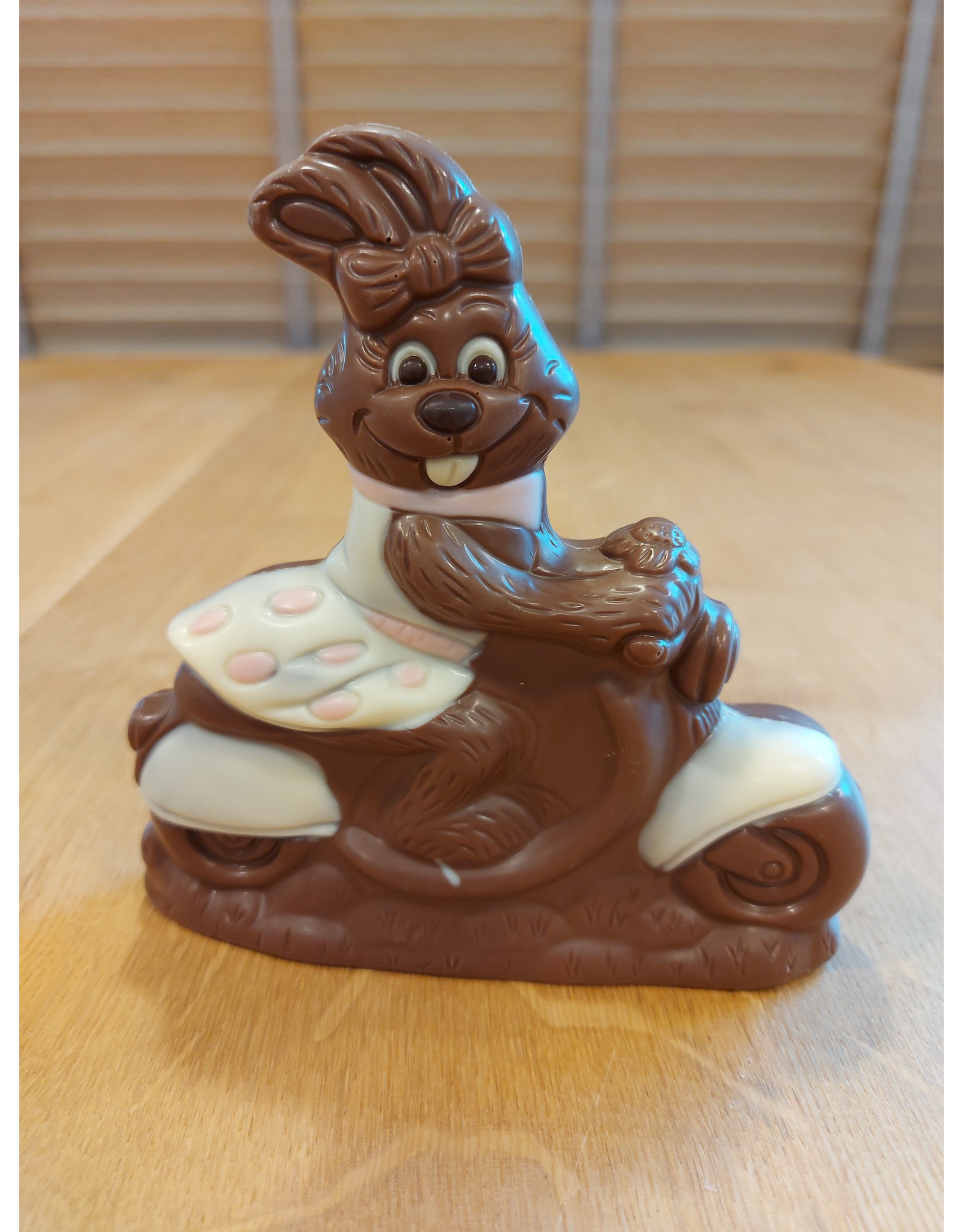 Hazenmeisje op skooter melk deco chocolade 14 cm - 160 gr