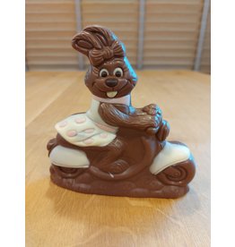Hazenmeisje op skooter melk deco chocolade 14 cm - 160 gr