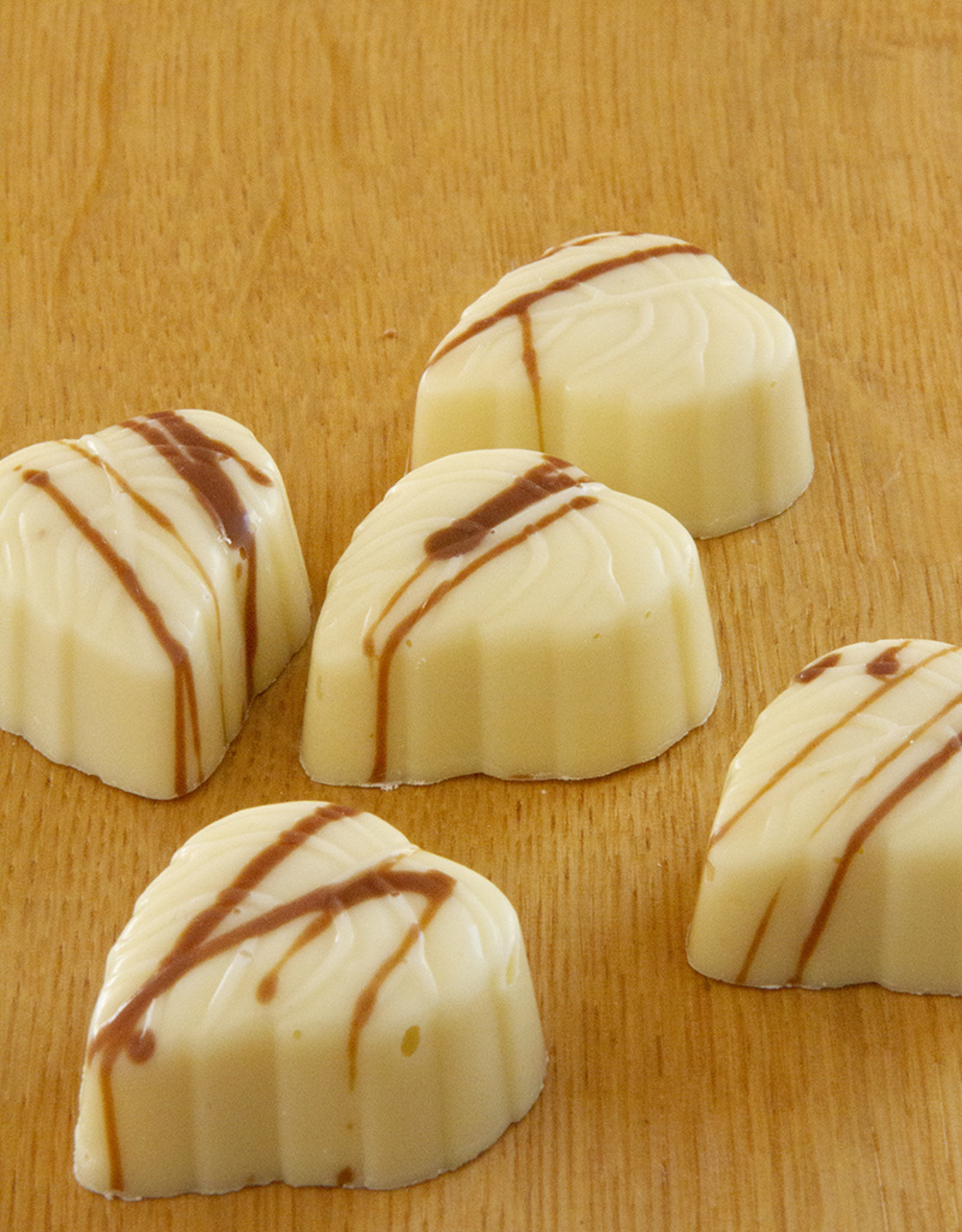 Herfstpraline -herfstblad wit met pistache vulling