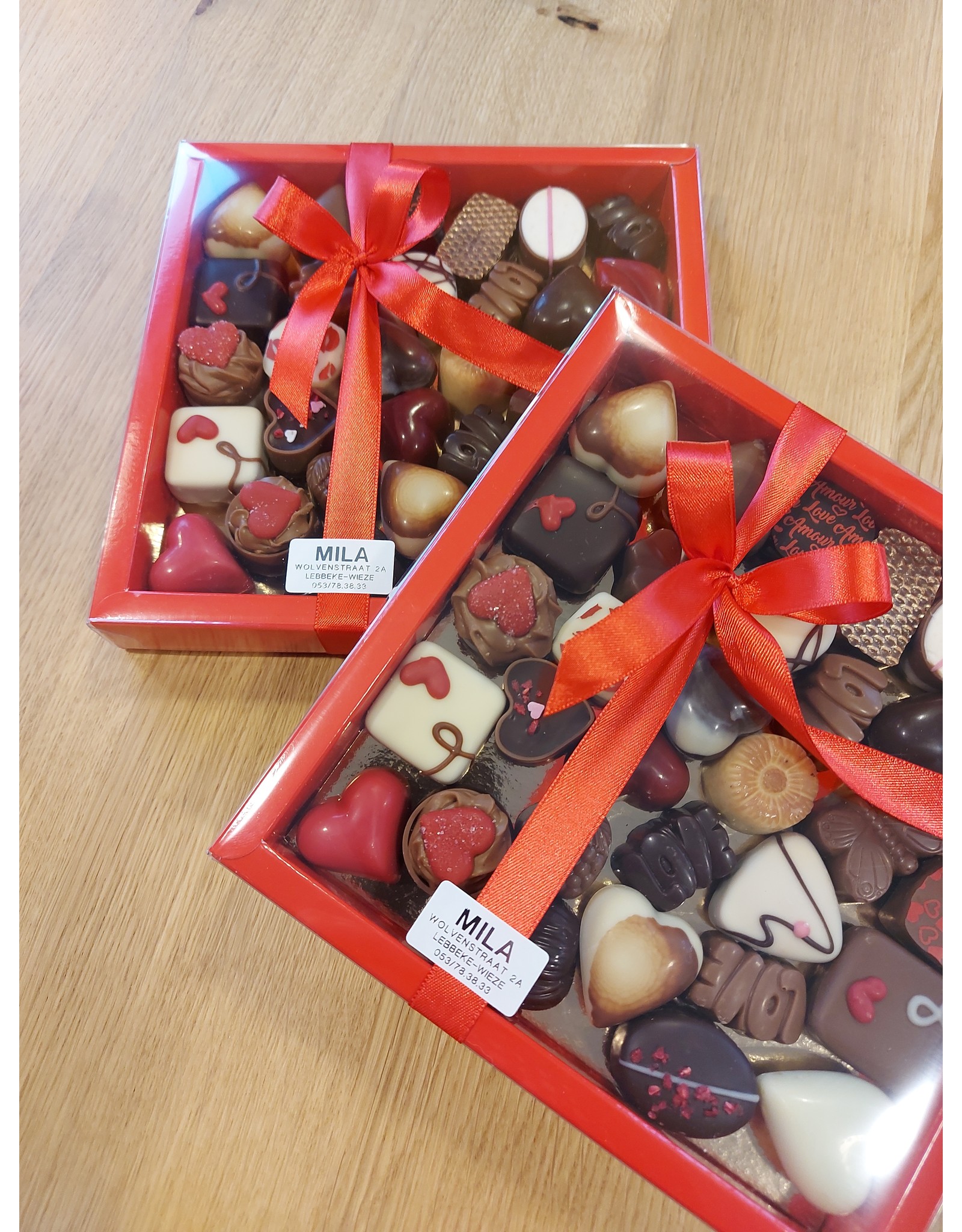 Doorkijk luxe doos valentijnspralines