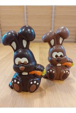 Haas met wortel - Sergio 15 cm - ingekleurde chocolade