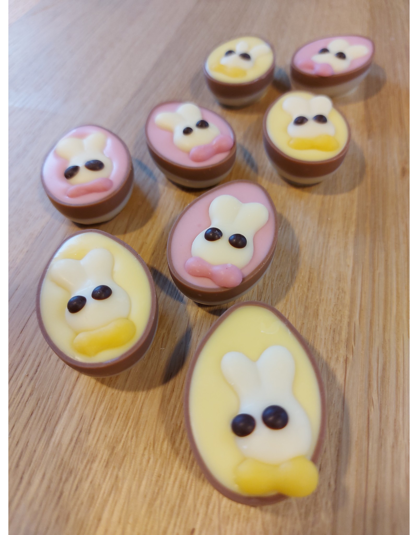 Paaspraline - plat ei met haasje - praliné  - 7 stuks