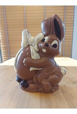 Haas met ei - melk chocolade ingekleurd 21cm