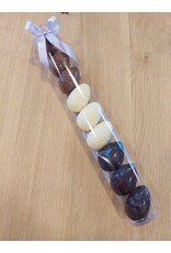 Mica koker gevuld met holle eitjes