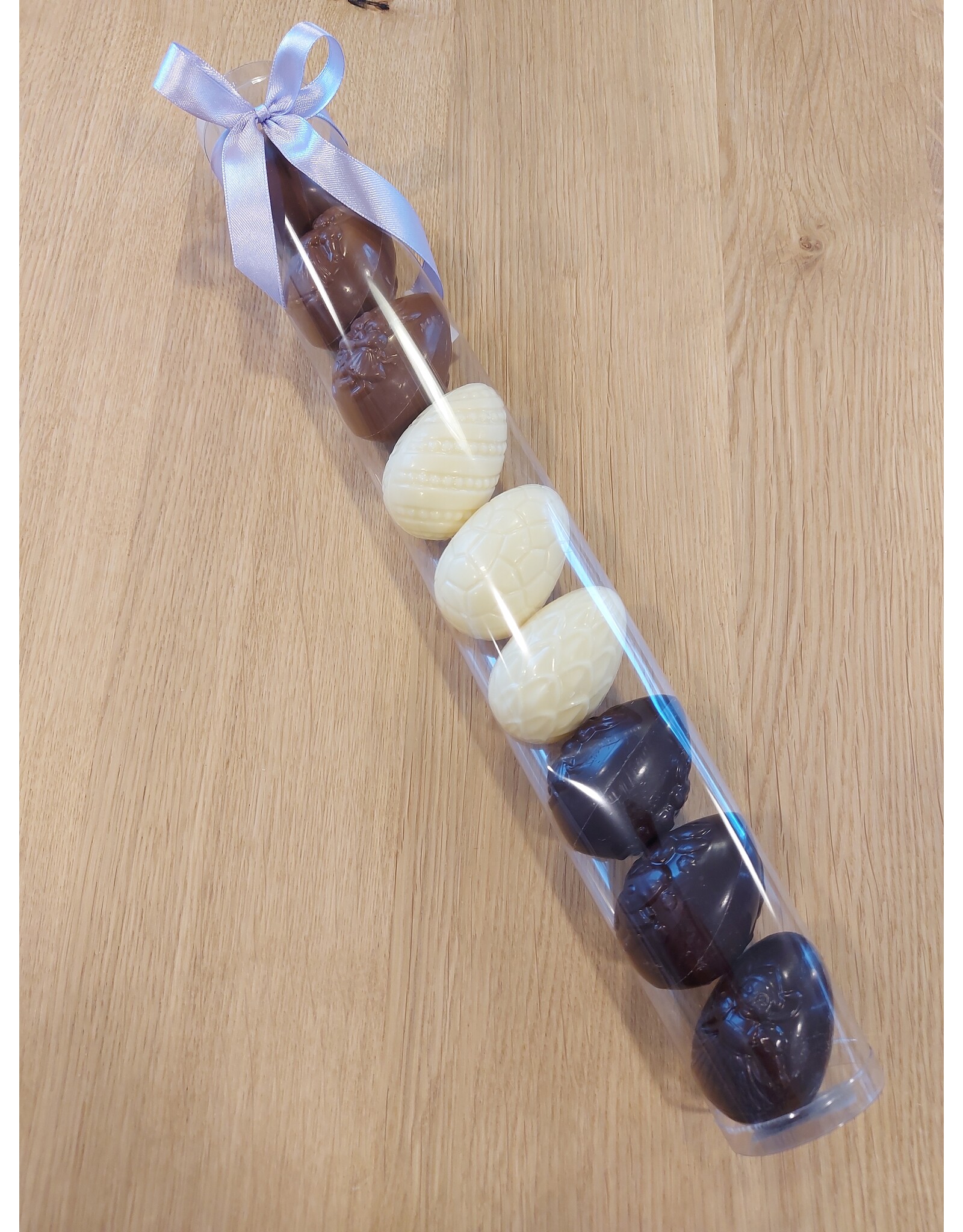 Mica koker gevuld met holle eitjes