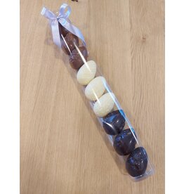 Mica koker gevuld met holle eitjes