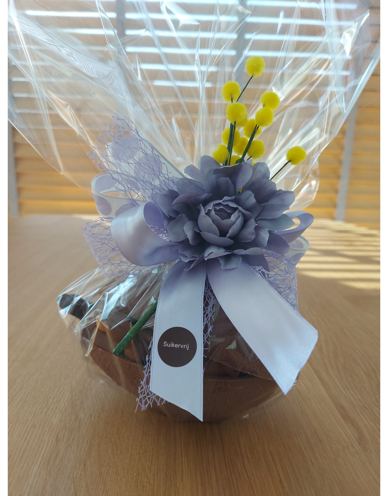 SUIKERVRIJE paasschelp met pralines en eitjes en caraque ... 450 gr