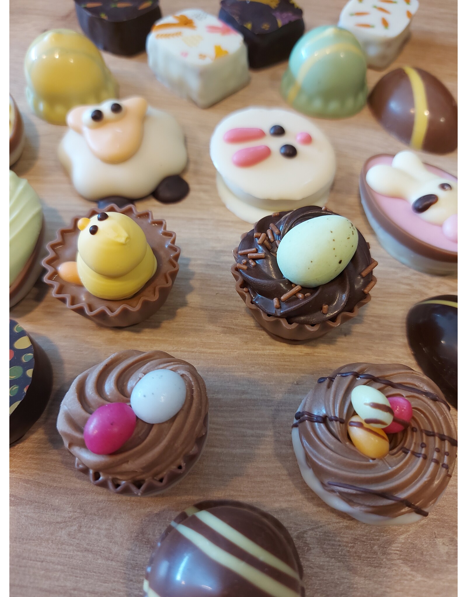 Ballotin met een assortiment van paaspralines