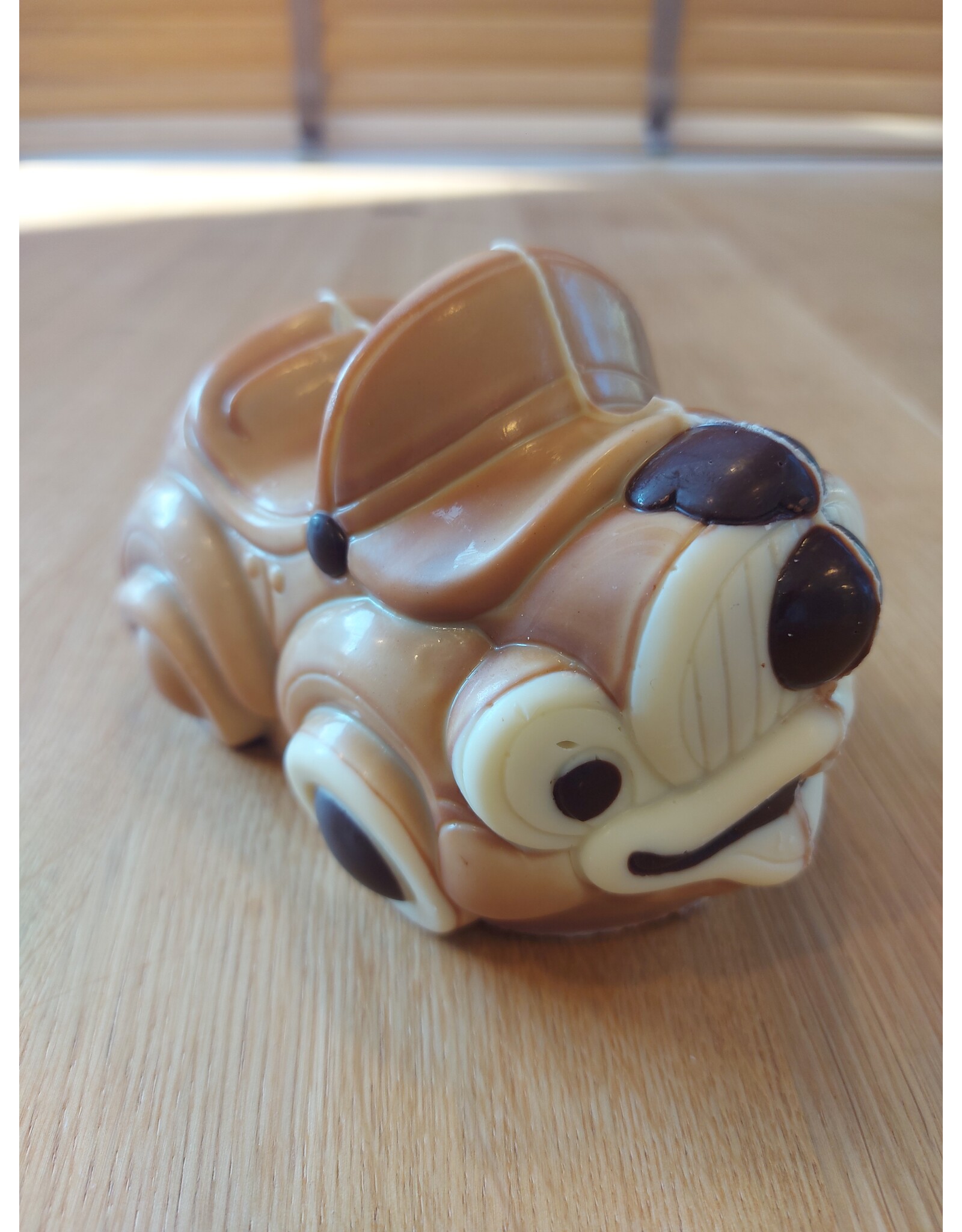 Vrolijke auto  -  marbré melk chocolade 17 cm verpakt in mica met strik