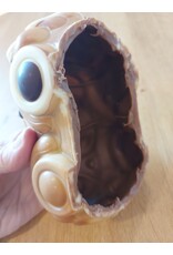 Vrolijke auto  -  marbré melk chocolade 17 cm verpakt in mica met strik