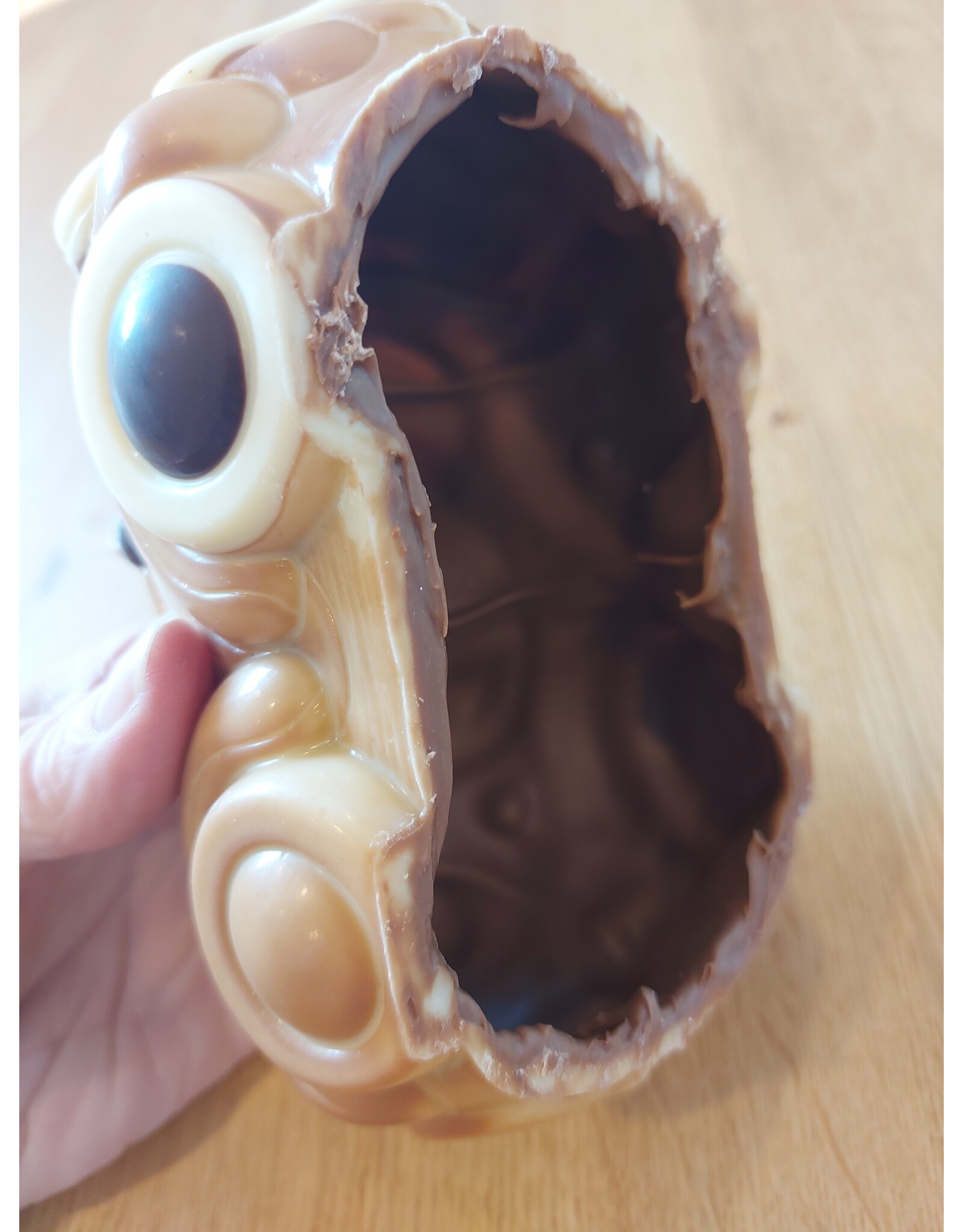 Vrolijke auto  -  marbré melk chocolade 17 cm verpakt in mica met strik