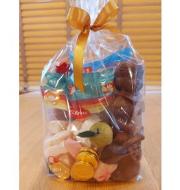 Sint of piet 18 cm met zo veel lekkers !
