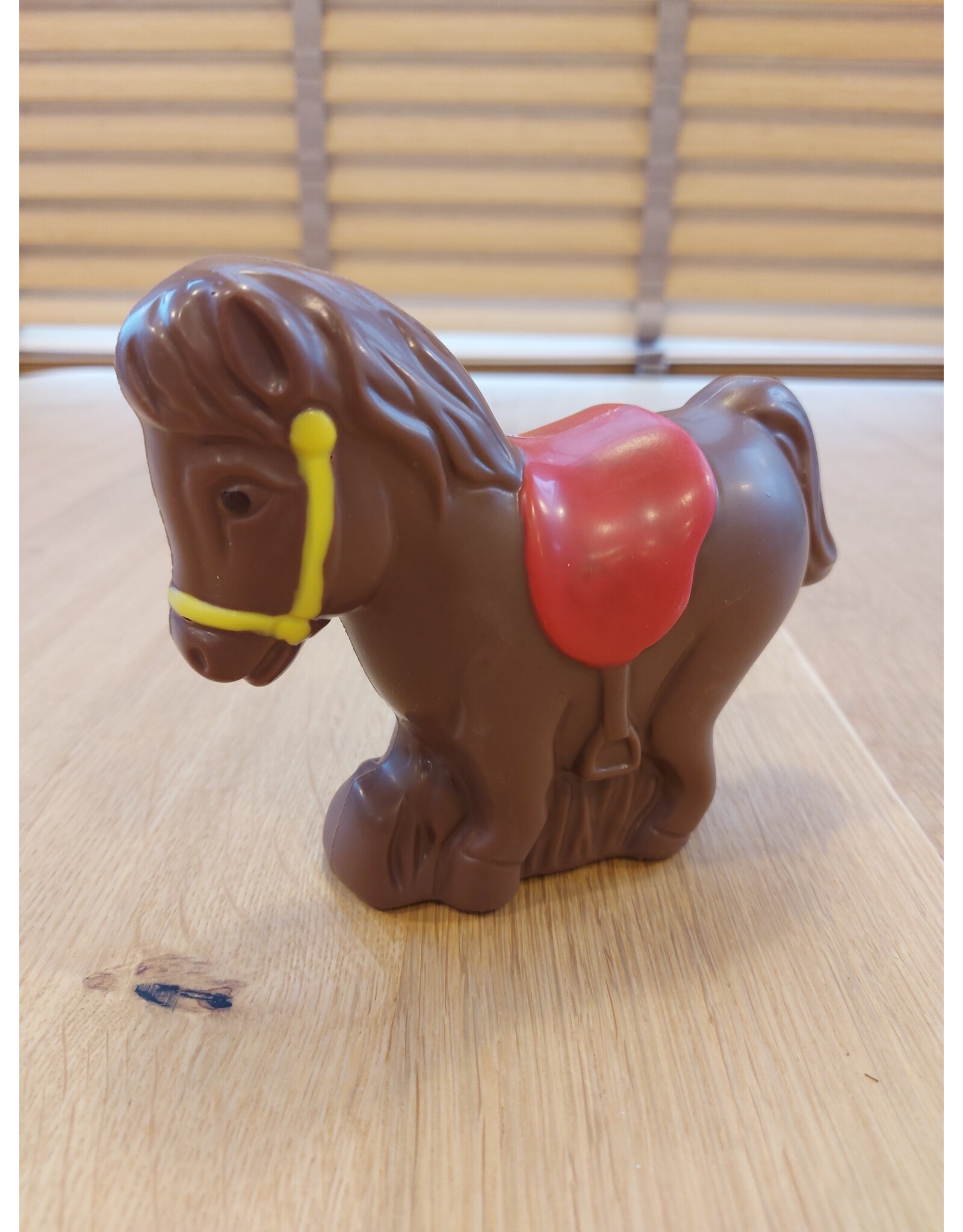 Ponny met rood zadel - deco melk chocolade 13 cm