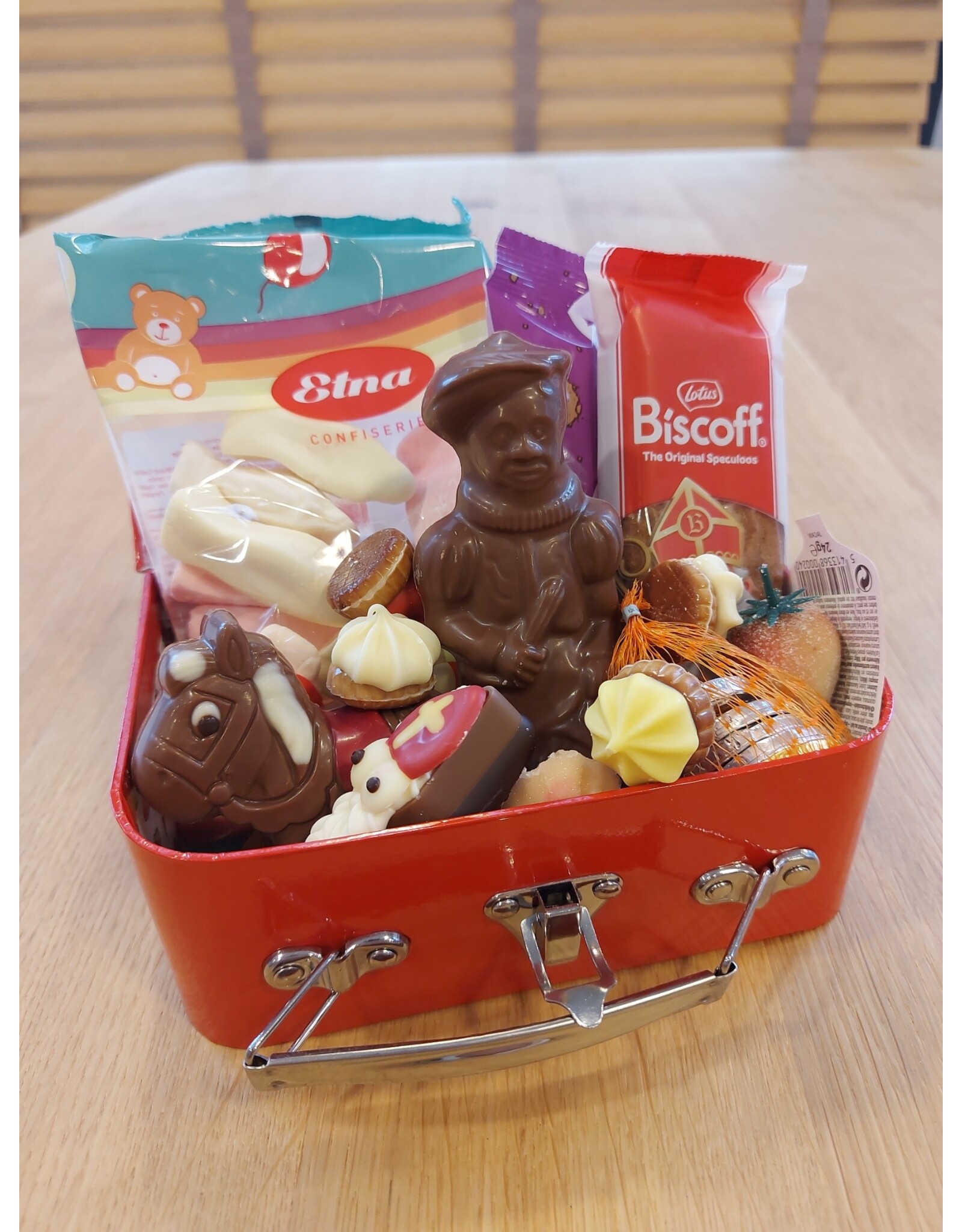 Valiesje van de sint met chocolade, nic nac, marsepein, ...