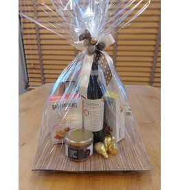 Geschenkenschaal met wijn en hapjes