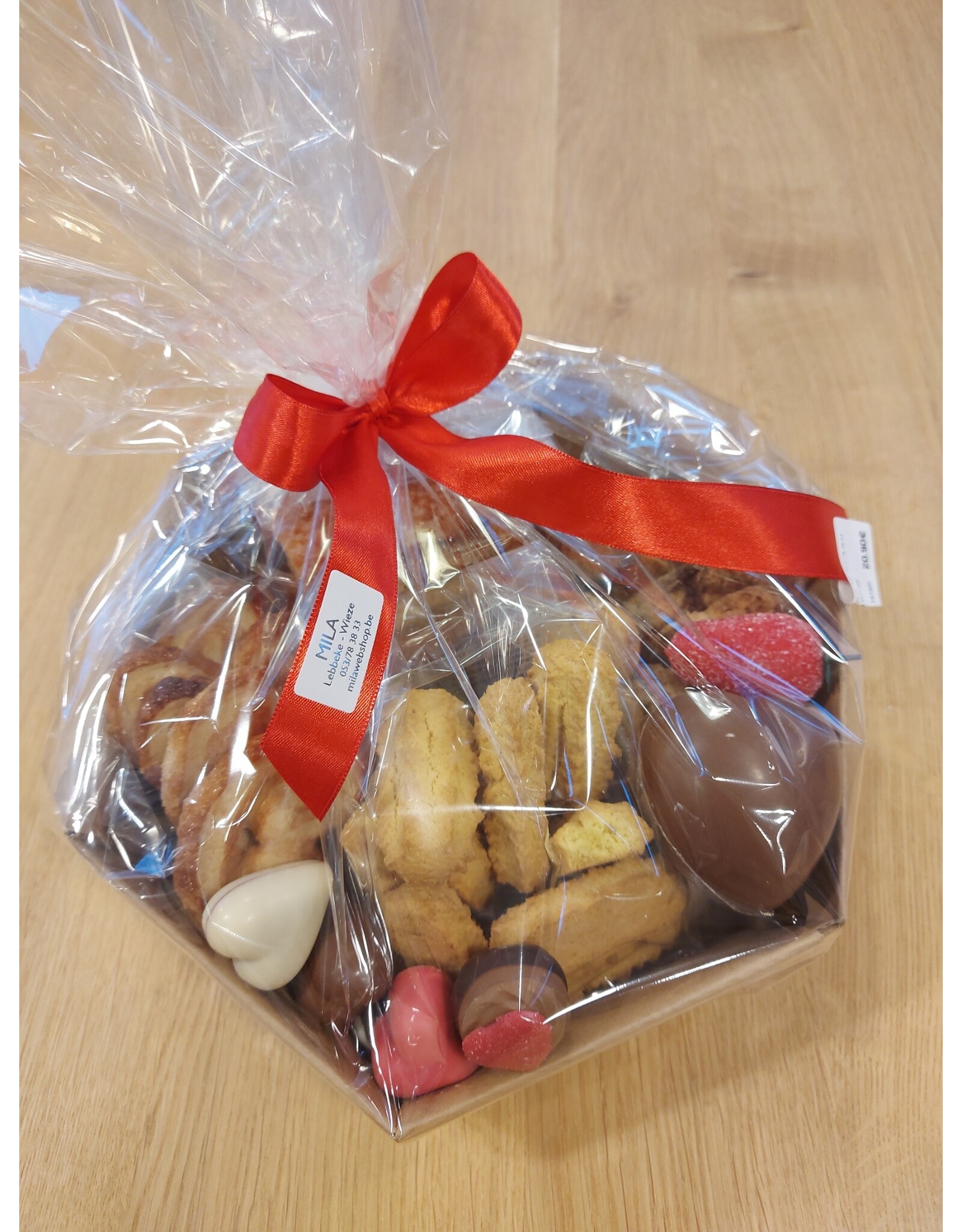 Valentijnsmand  met koekjes en  pralines