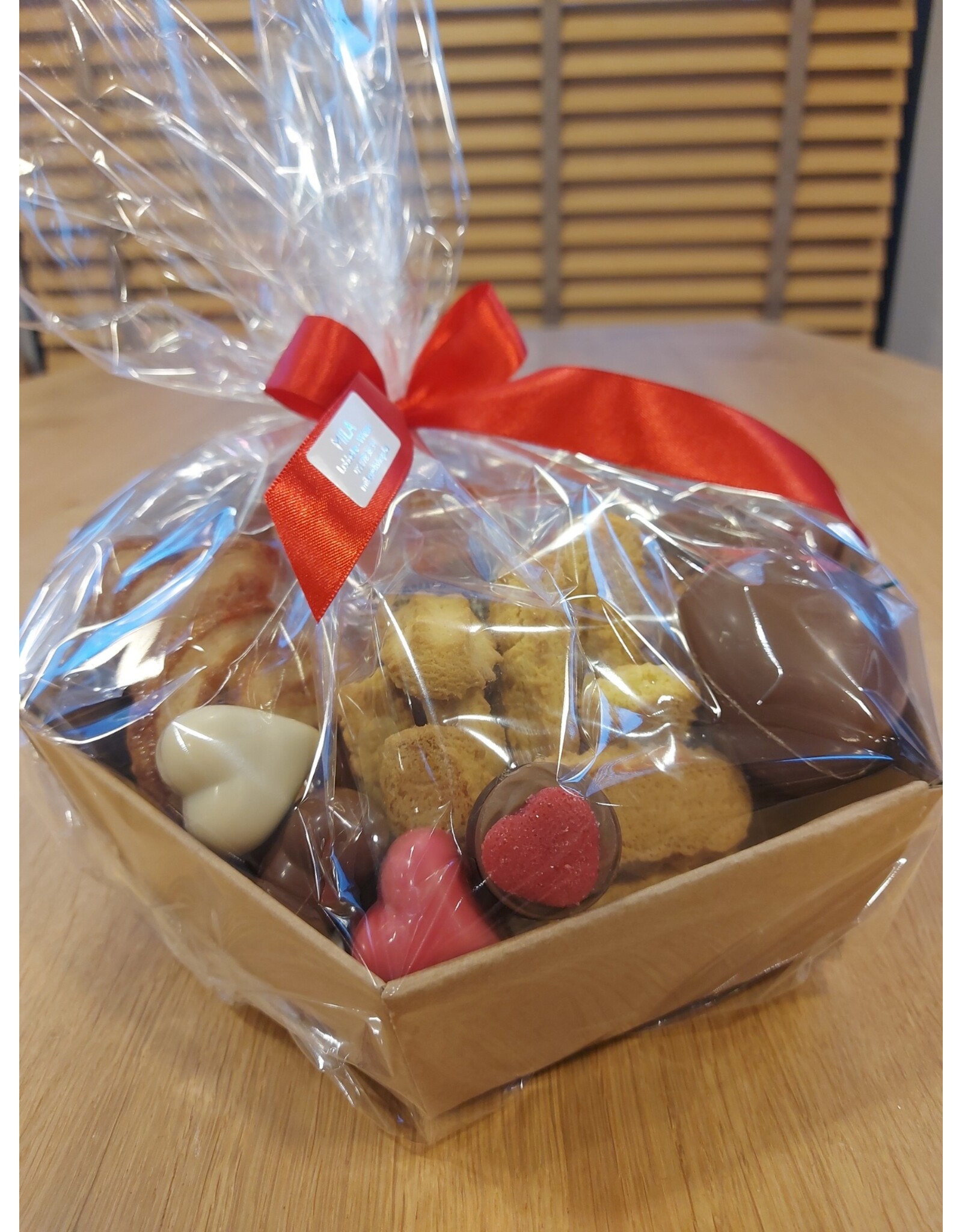 Valentijnsmand  met koekjes en  pralines