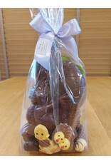 Paasgeschenk - haas met ei effen chocolade met eitjes en pralines
