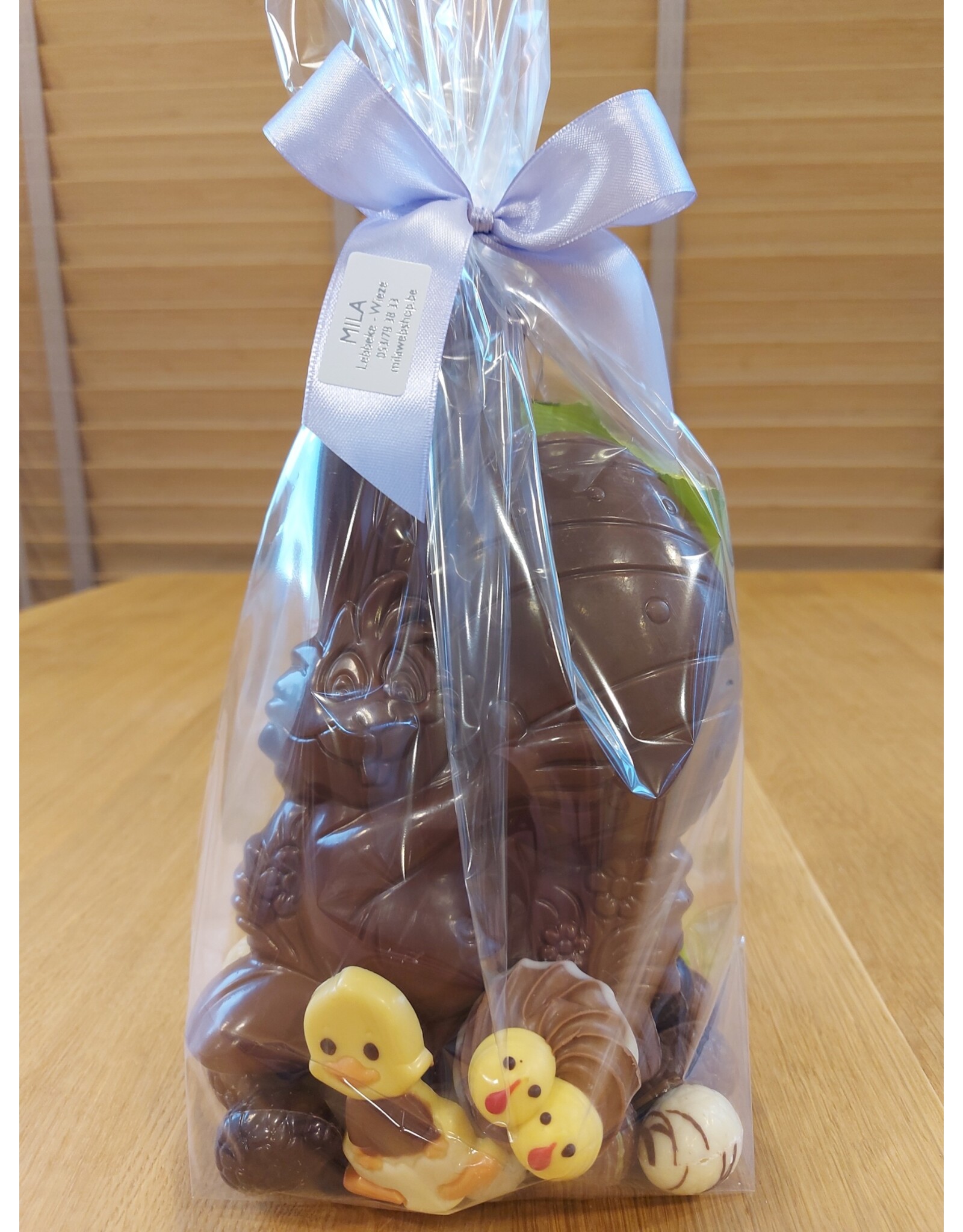 Paasgeschenk - haas met ei effen chocolade met eitjes en pralines