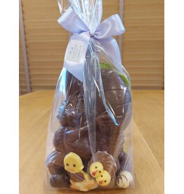Paasgeschenk - haas met ei effen chocolade met eitjes en pralines