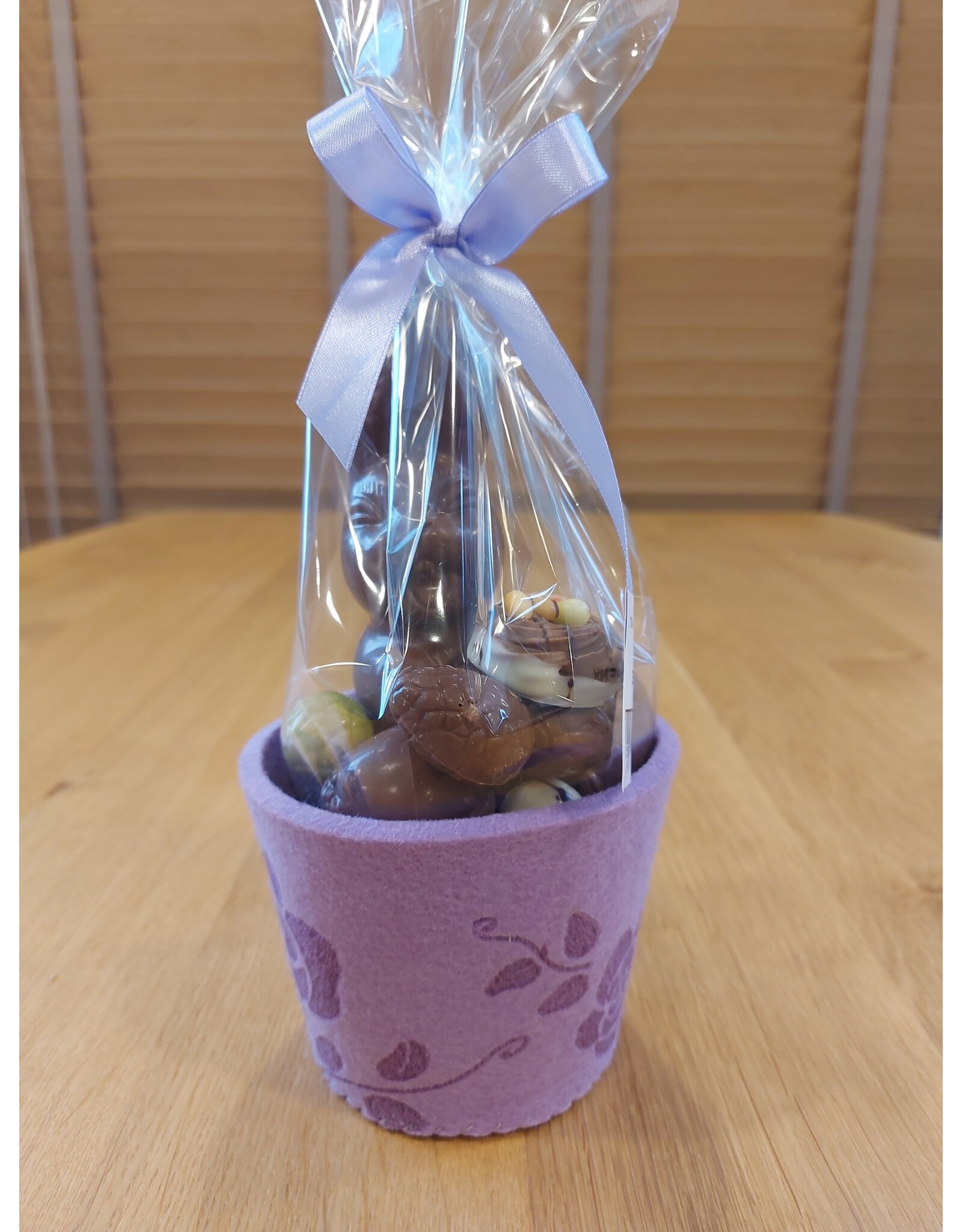 Paasgeschenk - lachhaasje met eitjes en ... in  lila bloempotje