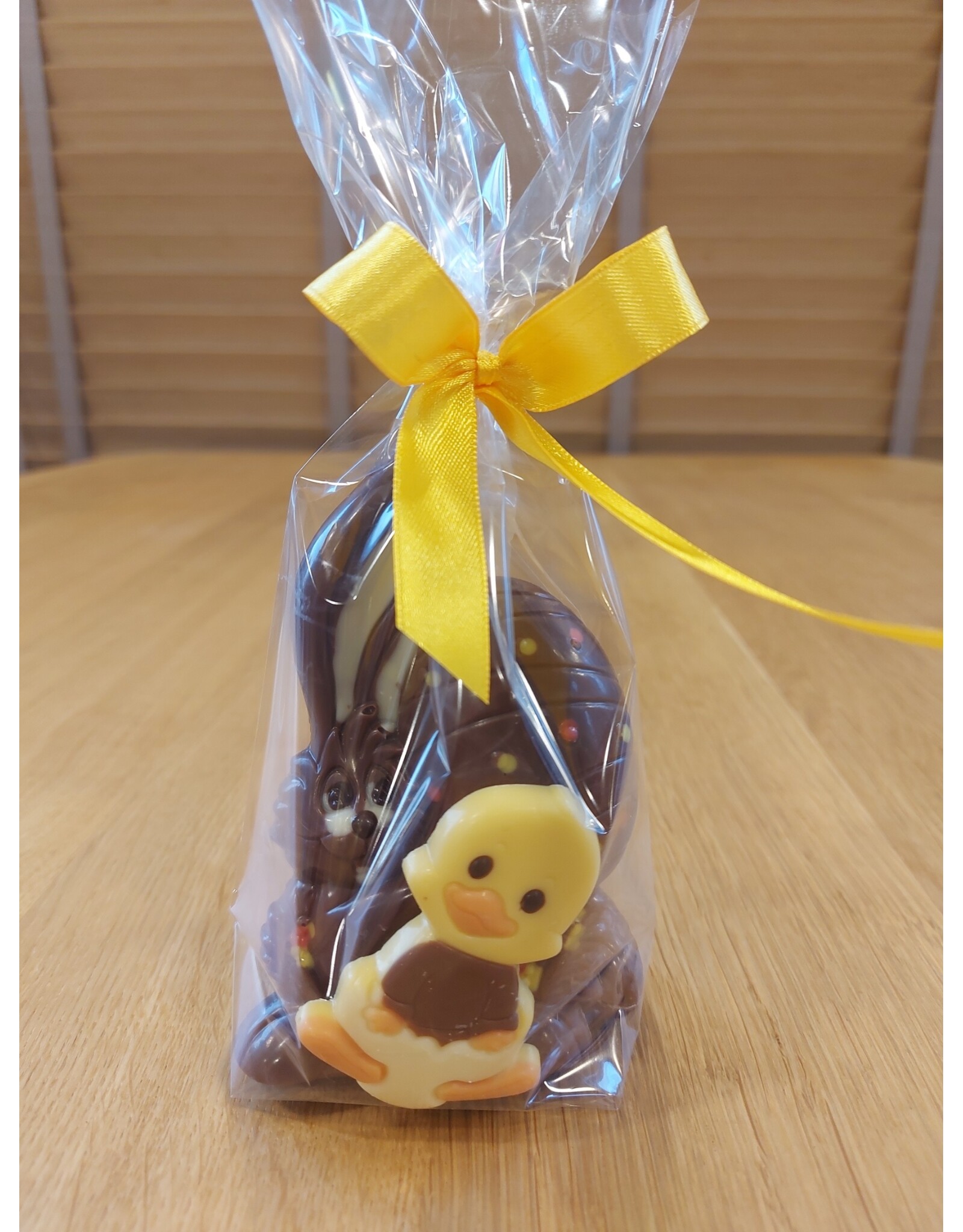 Paasgeschenk - haasje met ei deco 13 cm met eitjes en caraque