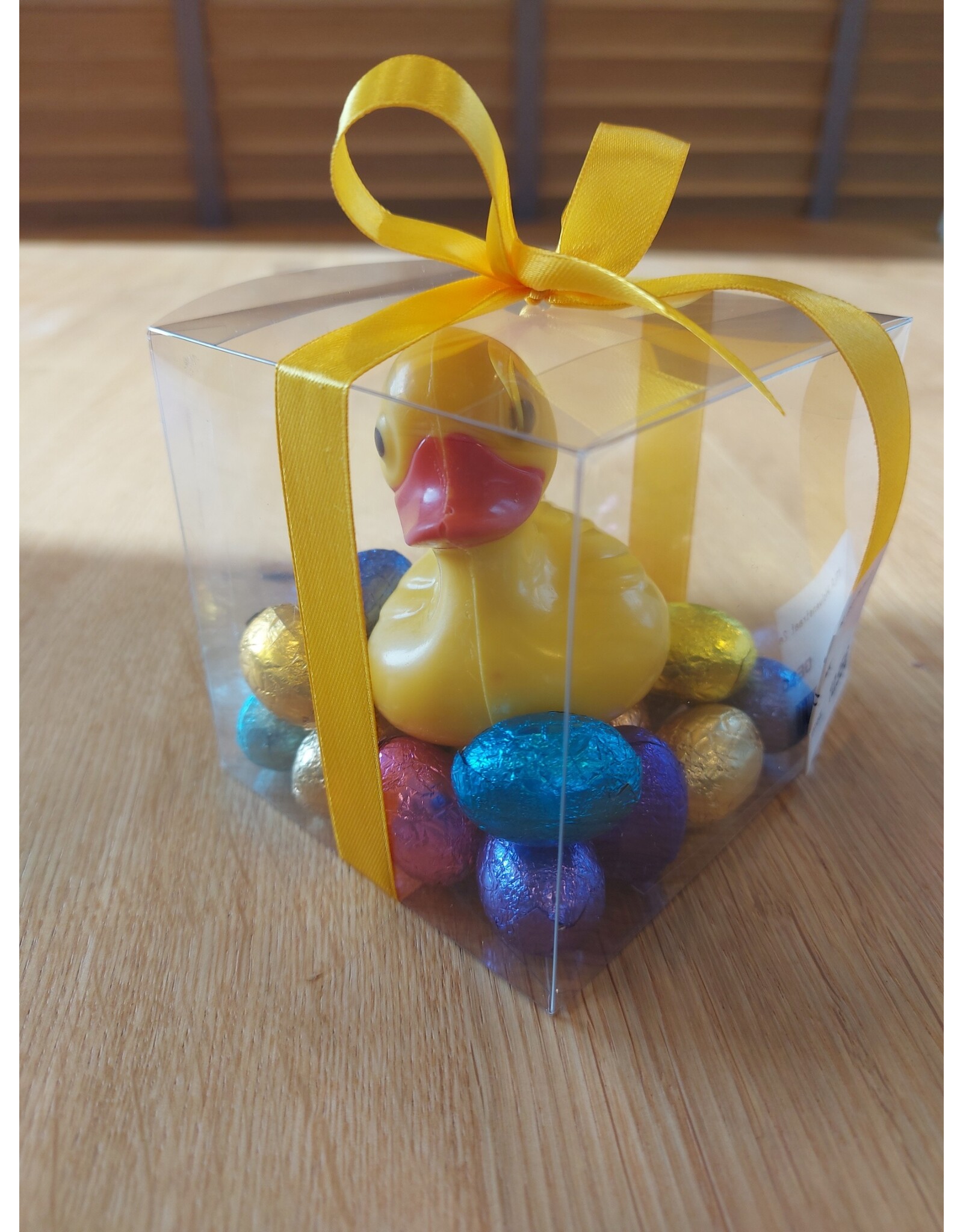 paasgeschenk - kermiseend en 170 gr eitjes assorti in een mica kubus