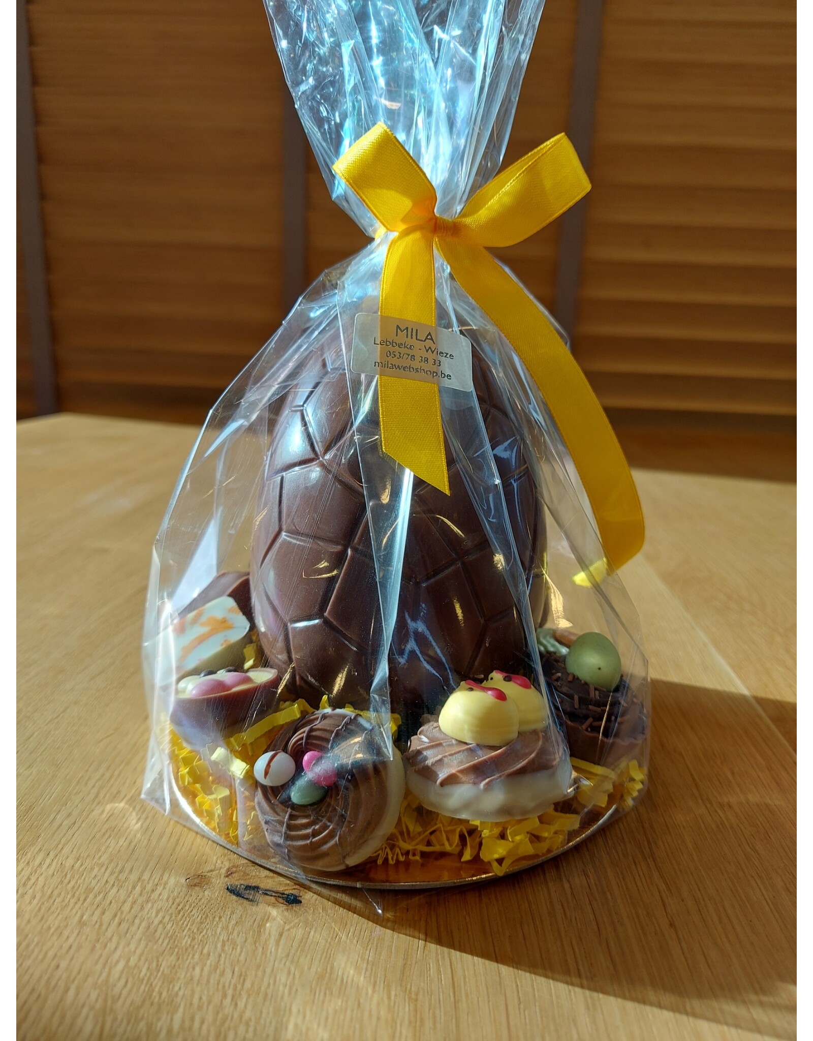 paasgeschenk - schildpadei 160 gr en paaspralines op schaaltje