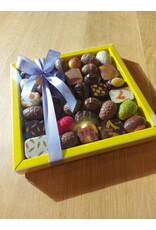 paasgeschenk - vierkantige doos met eitjes en paaspralines