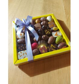 paasgeschenk - vierkantige doos met eitjes en paaspralines