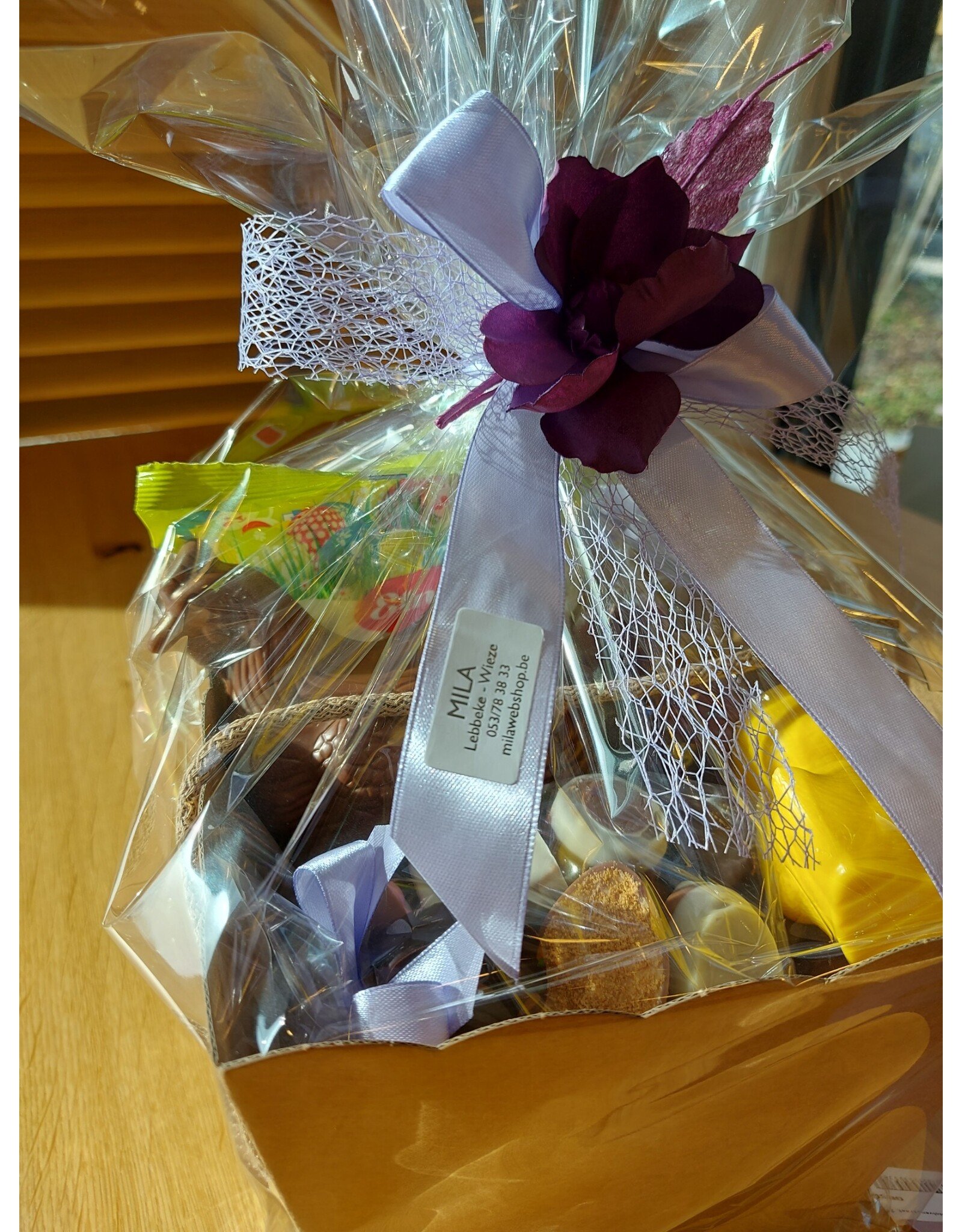 paasgeschenk - Grote craft mand met meer dan 1200 gr lekkers van de paashaas