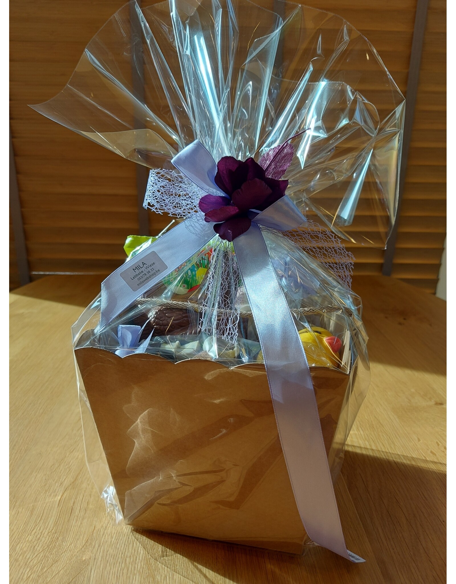 paasgeschenk - Grote craft mand met meer dan 1200 gr lekkers van de paashaas