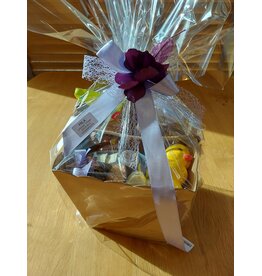 paasgeschenk - Grote craft mand met meer dan 1200 gr lekkers van de paashaas