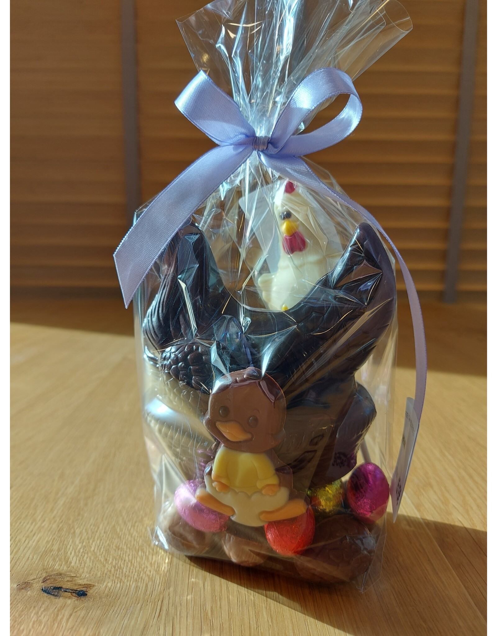 paasgeschenk - kip 120 gr met eitjes ,caraque en een chocolade lollie