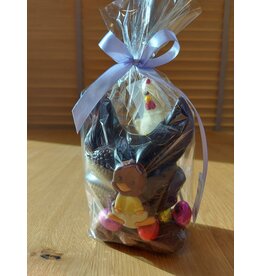 paasgeschenk - kip 120 gr met eitjes ,caraque en een chocolade lollie