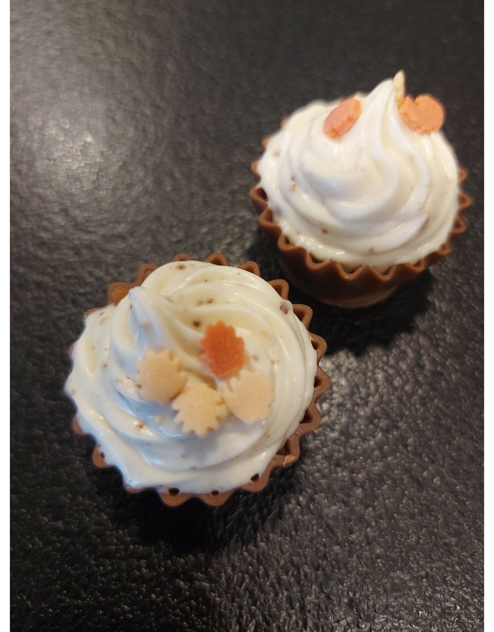 Cupjes melk / wit met zoute caramel / 10 stuks