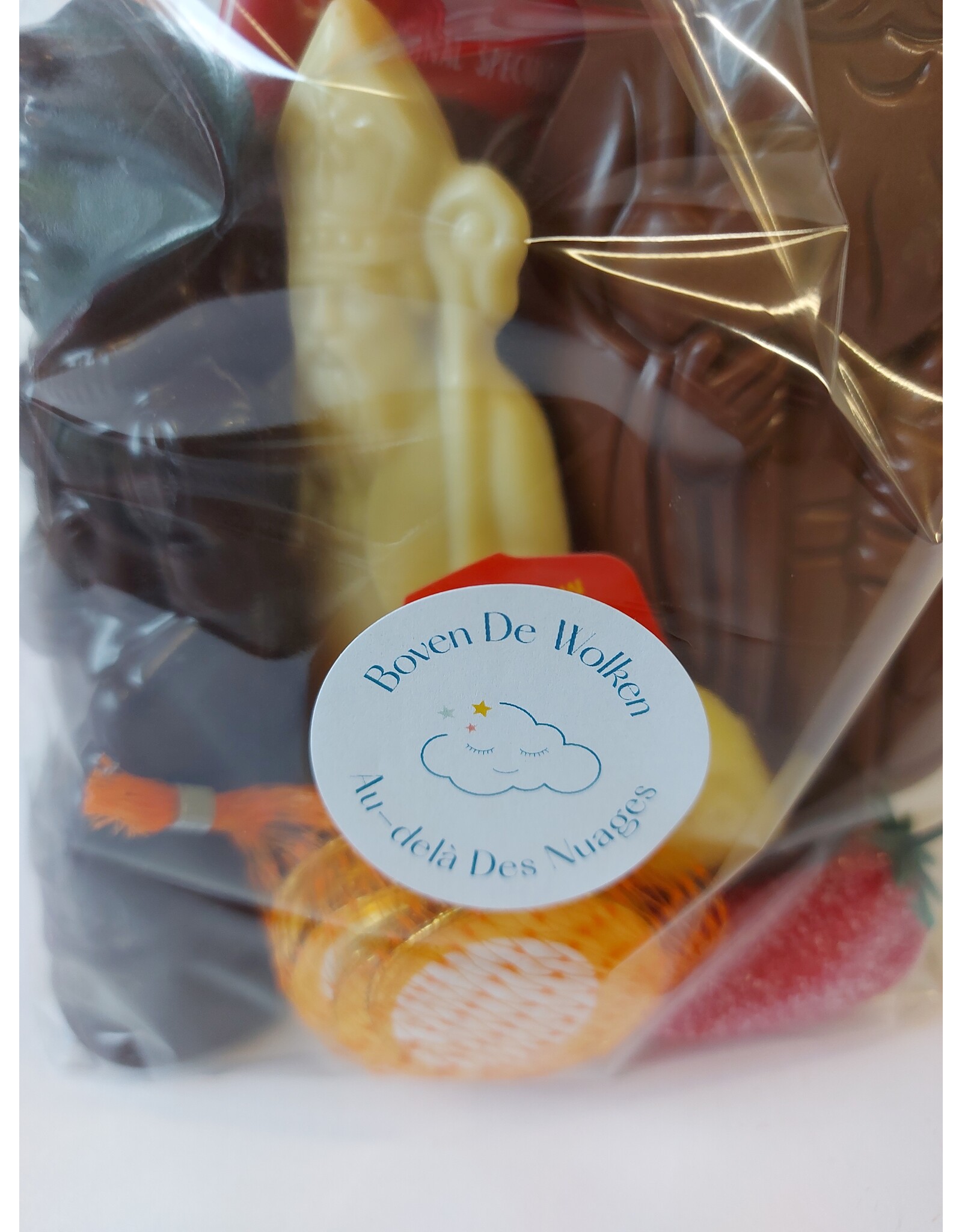 Sint geschenk met steun aan BOVEN DE WOLKEN