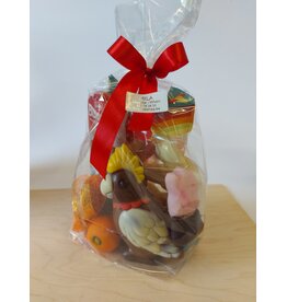 sint geschenk met chocolade papegaai , guimauve, marsepein, speculoos, ..