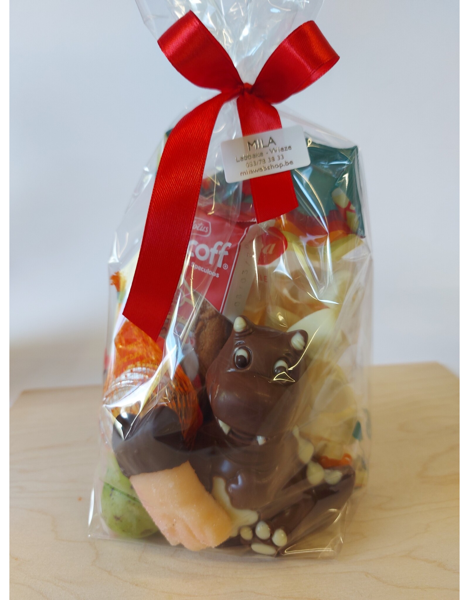 sint geschenk met chocolade dino , guimauve, marsepein, speculoos, .